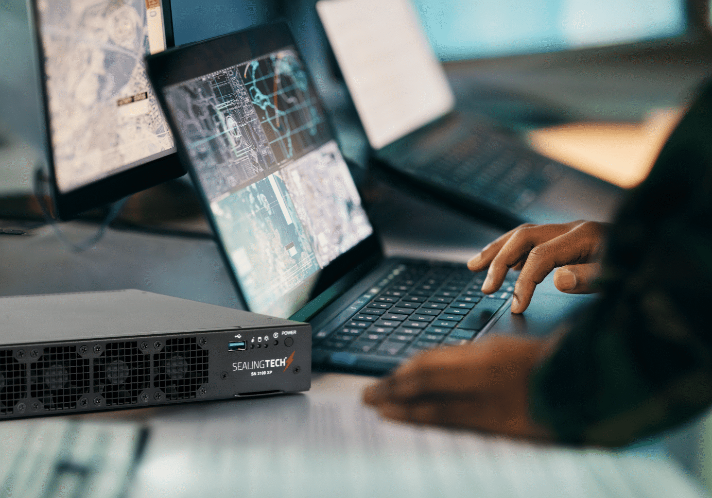 Operator Hands with laptop and SN 3100 XP